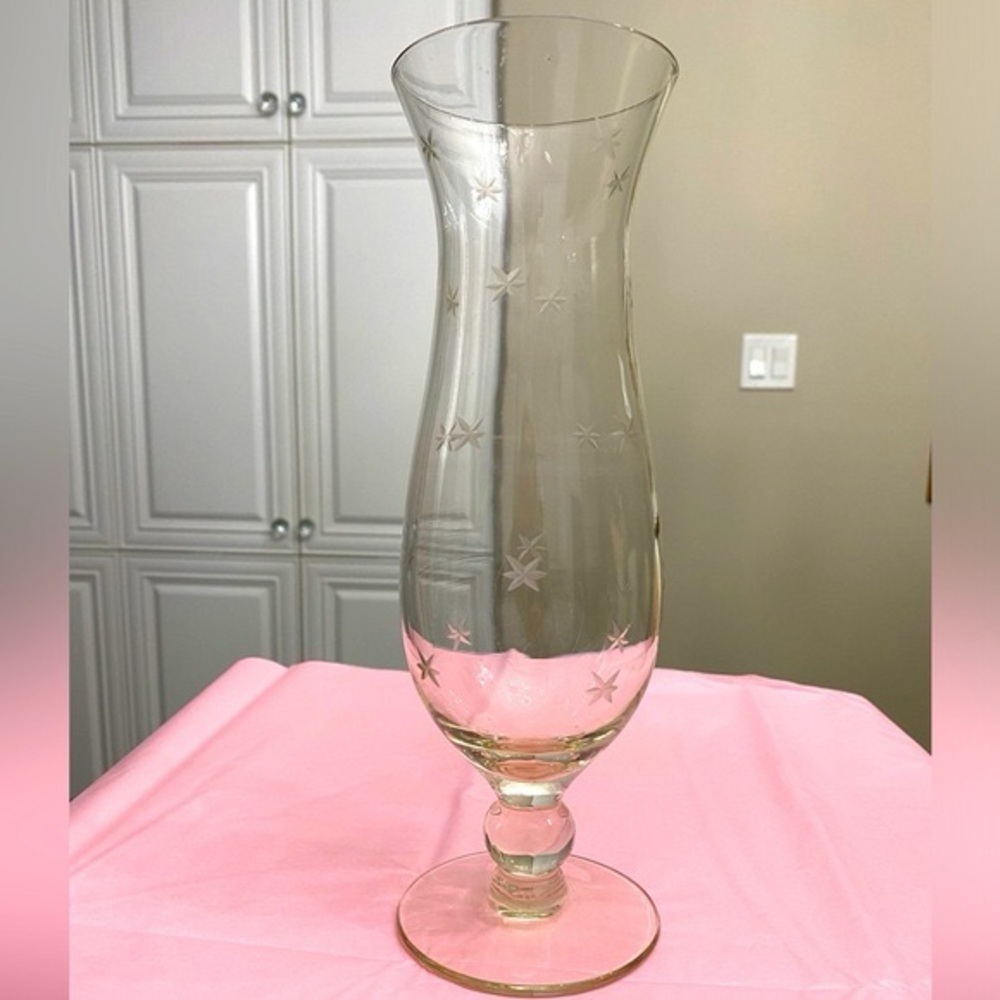 VTG CLEAR GLASS VASE ON PEDESTAL WITH STARS ETCHED ALL OVER OUTSIDE GLASS